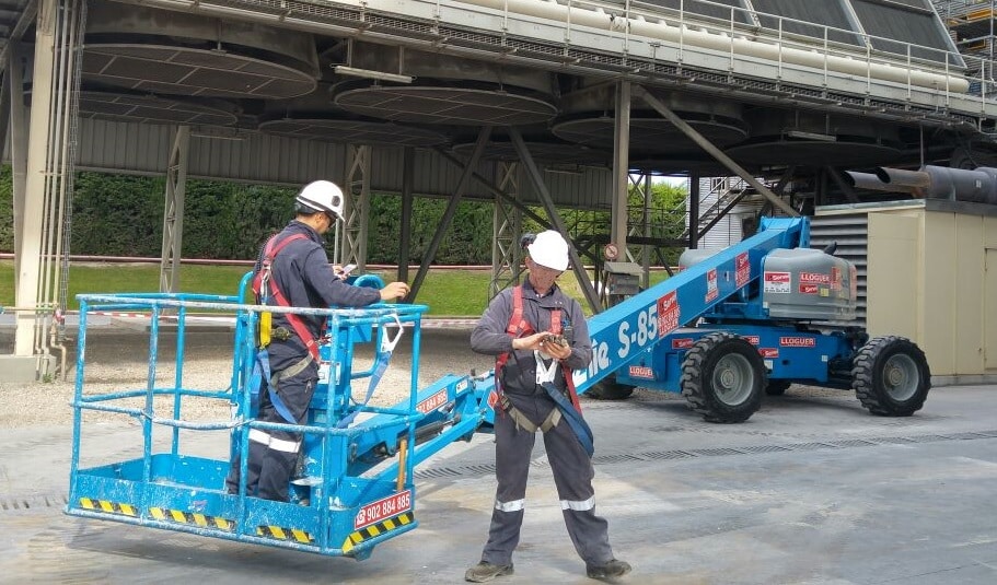 plataforma elevadora con dos operarios